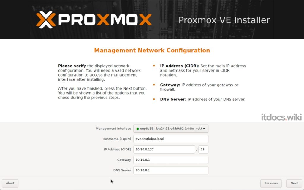 Screenshot des Proxmox VE Installers, der den Bildschirm zur Netzwerkmanagement-Konfiguration zeigt, einschließlich Feldern für Hostname, IP-Adresse, Gateway und DNS-Server.